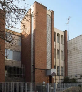 یک زیبای آجری دیگر از تهران حذف شد؛ تخریب آپارتمان مرتضوی در خیابان سنایی - تصویر مقاله - وبگردی