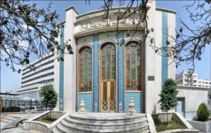 زورخانه بانک ملی؛ بنایی مهجور با نقش‌برجسته‌هایی از دل شاهنامه - تصویر مقاله - وبگردی