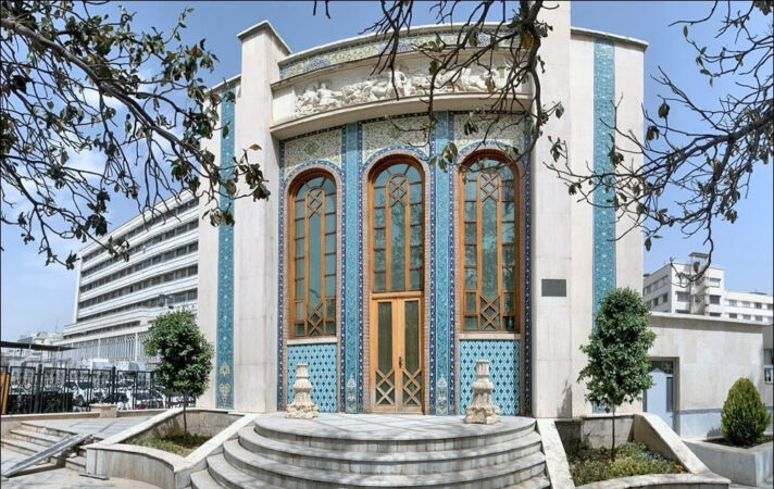 زورخانه بانک ملی؛ بنایی مهجور با نقش‌برجسته‌هایی از دل شاهنامه - تصویر شاخص