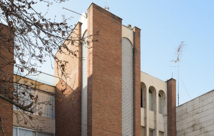 یک زیبای آجری دیگر از تهران حذف شد؛ تخریب آپارتمان مرتضوی در خیابان سنایی - تصویر شاخص