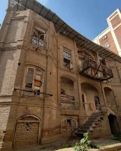 خانه رهاوی؛ عمارتی متروکه با آجرکاری‌های نفیس در کوچه پس کوچه‌های تهران - تصویر ۲ - وبگردی
