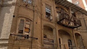 خانه رهاوی؛ عمارتی متروکه با آجرکاری‌های نفیس در کوچه پس کوچه‌های تهران