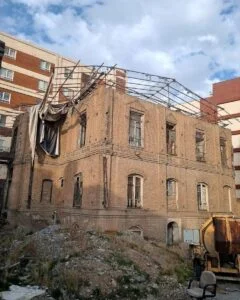 خانه رهاوی؛ عمارتی متروکه با آجرکاری‌های نفیس در کوچه پس کوچه‌های تهران - تصویر ۴ - وبگردی