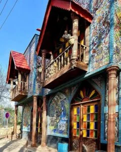 خانه زیبای شجریان؛ ترکیب معماری روستایی خراسان با هنر ایرانی در گلمکان - تصویر مقاله - وبگردی