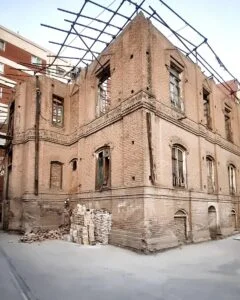 خانه رهاوی؛ عمارتی متروکه با آجرکاری‌های نفیس در کوچه پس کوچه‌های تهران - تصویر ۳ - وبگردی