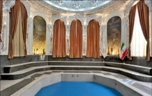 زورخانه بانک ملی؛ بنایی مهجور با نقش‌برجسته‌هایی از دل شاهنامه - تصویر ۴ - وبگردی