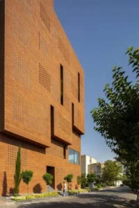 تحسین معمار ایرانی در مجله آمریکایی؛ بازتعریف مصالح سنتی در معماری معاصر - تصویر ۳ - وبگردی