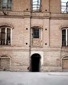 خانه رهاوی؛ عمارتی متروکه با آجرکاری‌های نفیس در کوچه پس کوچه‌های تهران - تصویر مقاله - وبگردی