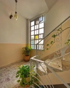 خانهای با شیشههای رنگی و موزاییکهای چشمگیر؛ بهجامانده از دوره پهلوی - تصویر ۴ - وبگردی