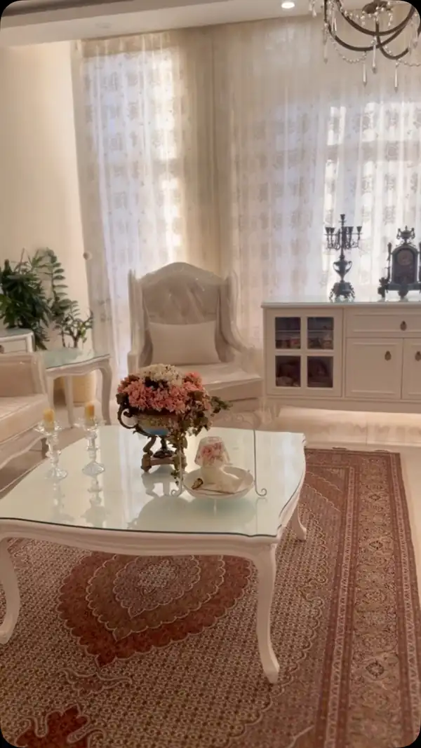 چیدمان میز جلو مبلی شیک